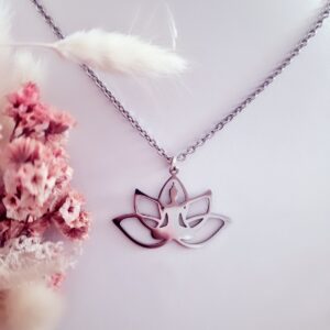 collier boudha et fleur de lotus