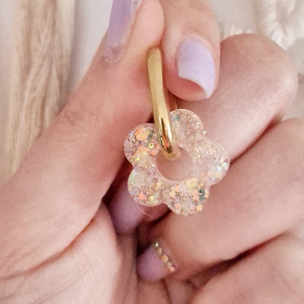 Pourquoi choisir nos pampilles ? Parce que vous cherchez à porter quelque chose de réellement unique, fait avec soin et passion, tout en ayant la liberté de personnaliser votre style en fonction de vos envies. Idéales pour ceux qui aiment les accessoires modulables et élégants. Poids : Léger et confortable à porter Compatibilité : Convient à toutes les créoles Interchangeabilité : Pampilles entièrement interchangeables pour un style modulable Modèle : Pièce unique - Aucun autre modèle identique Conseils d'entretien : Conserver à l'abri de l'humidité excessive et des produits chimiques (parfums, lotions, etc.). Nettoyer avec un chiffon doux pour préserver la brillance et la texture de la pièce.