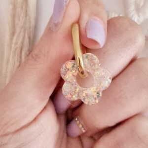 Pourquoi choisir nos pampilles ? Parce que vous cherchez à porter quelque chose de réellement unique, fait avec soin et passion, tout en ayant la liberté de personnaliser votre style en fonction de vos envies. Idéales pour ceux qui aiment les accessoires modulables et élégants. Poids : Léger et confortable à porter Compatibilité : Convient à toutes les créoles Interchangeabilité : Pampilles entièrement interchangeables pour un style modulable Modèle : Pièce unique - Aucun autre modèle identique Conseils d'entretien : Conserver à l'abri de l'humidité excessive et des produits chimiques (parfums, lotions, etc.). Nettoyer avec un chiffon doux pour préserver la brillance et la texture de la pièce.