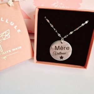 Un bijou tendre et symbolique pour célébrer l’amour inconditionnel d’une maman. Gravé avec soin du mot doux "mère veilleuse", ce collier en acier inoxydable argenté allie élégance et émotion.