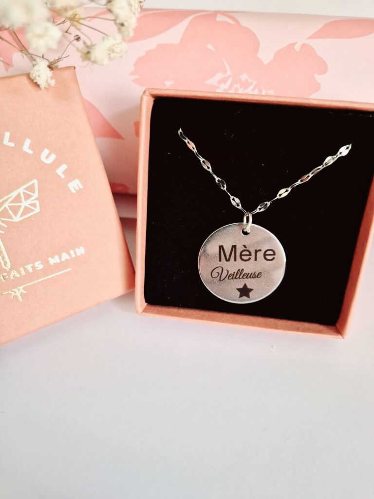 Un bijou tendre et symbolique pour célébrer l’amour inconditionnel d’une maman. Gravé avec soin du mot doux "mère veilleuse", ce collier en acier inoxydable argenté allie élégance et émotion.