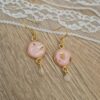 ✨ Boucles d’oreilles dorées en quartz rose et résine feuille d’or