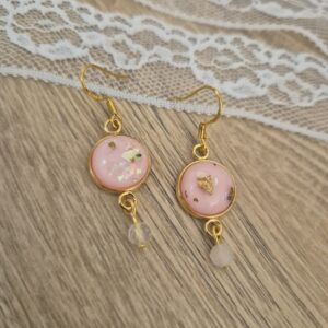 ✨ Boucles d’oreilles dorées en quartz rose et résine feuille d’or