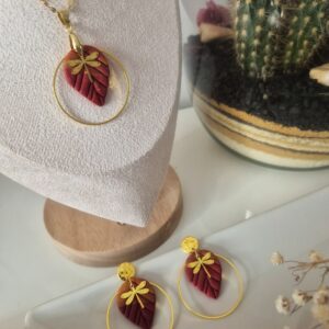 Ensemble Collier & Boucles d’Oreilles – Feuille Bordeaux & Libellule Dorée