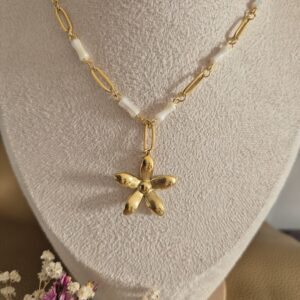 Collier Fleur Dorée – Acier Inoxydable & Perles Nacrées