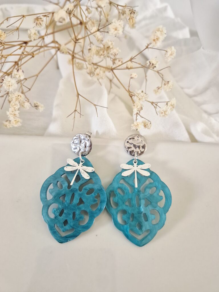 Boucles d'oreilles argentée, verte, bleu avec libellule argentée