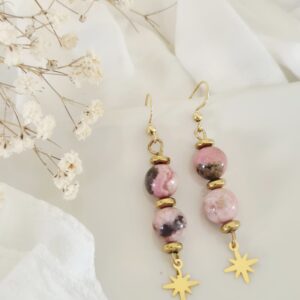 ✨ Boucles d’oreilles pendantes en rhodonite naturelle – étoile dorée