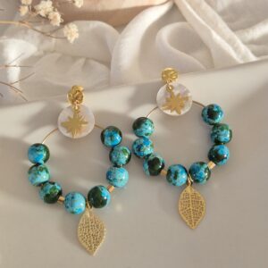 ✨ Boucles d’oreilles créoles perles naturelles bleu turquoise & feuille dorée