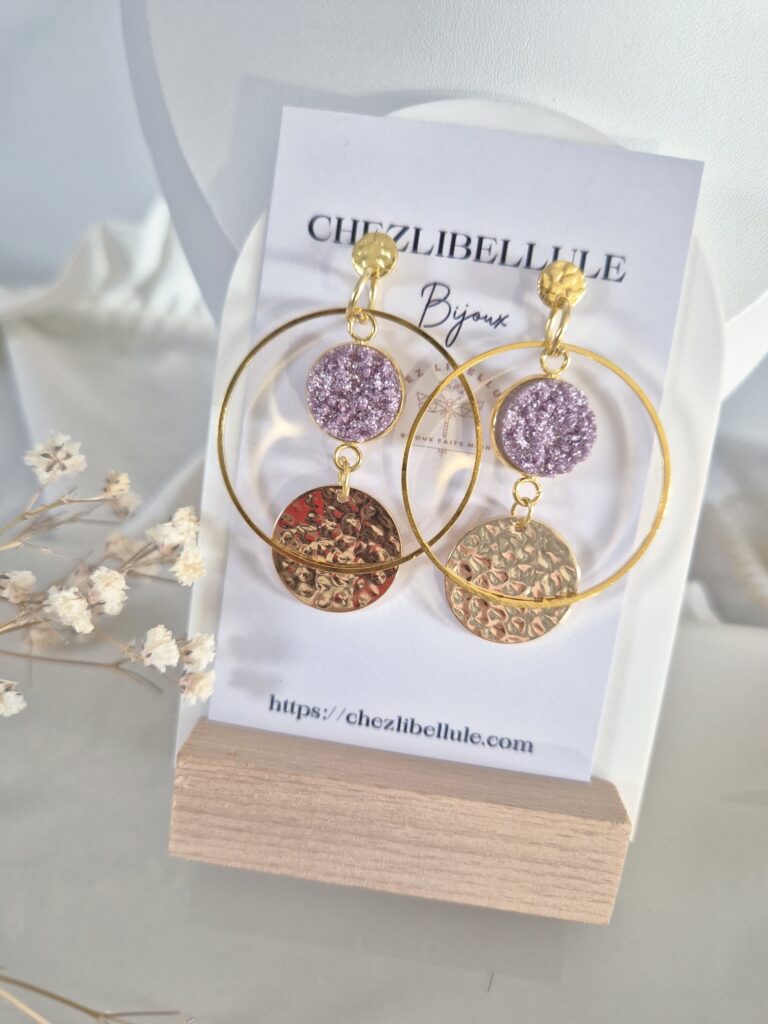 boucles d'oreilles martelée avec touche lilas doré chez libellule