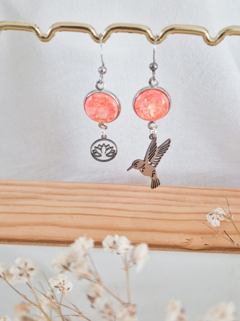 Boucles d'oreilles argenté chez libellule bijoux fait main avec colibri et fleur de nénuphar
