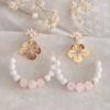 🌸 Boucles d’oreilles créoles Hibiscus – Quartz rose & perles blanches