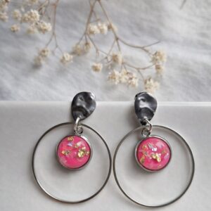 Boucles d'oreilles argenté et rose fuchsia chez libellule
