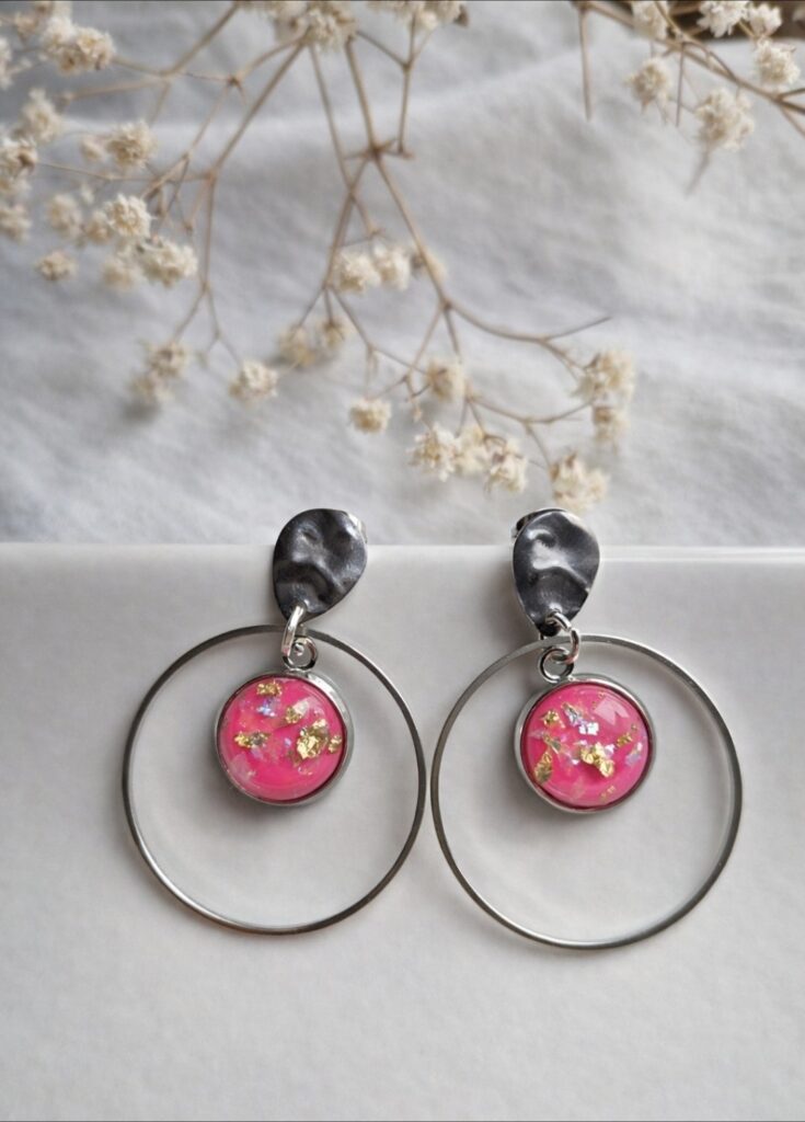 Boucles d'oreilles argenté et rose fuchsia chez libellule