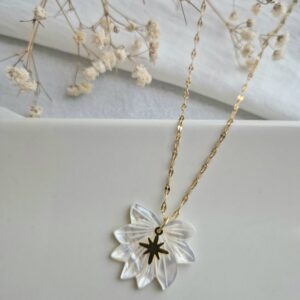 Ce collier met à l’honneur une magnifique fleur en nacre naturelle, symbole de pureté et de renouveau