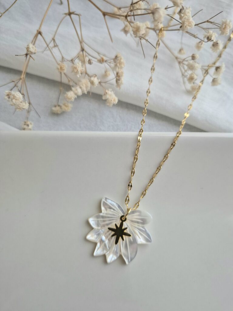 Ce collier met à l’honneur une magnifique fleur en nacre naturelle, symbole de pureté et de renouveau