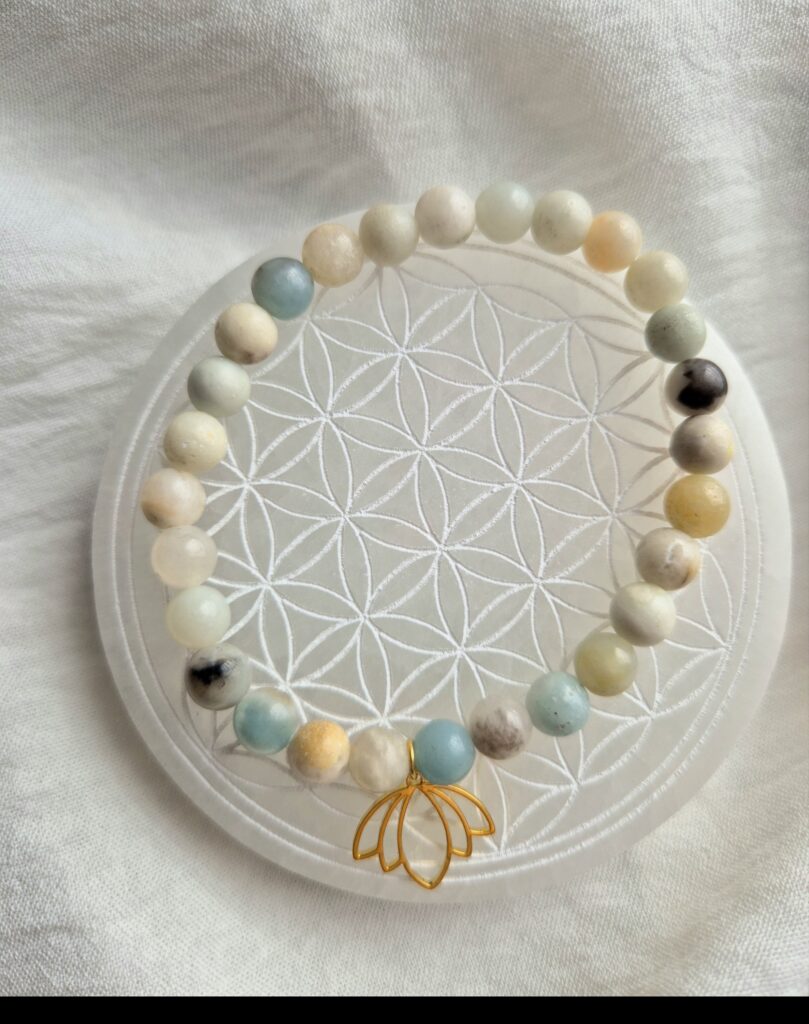 L'amazonite est souvent associée au chakra du cœur et est considérée comme un cristal d’harmonie qui peut aider à calmer les émotions et à favoriser la paix intérieure. Elle peut aider à apaiser les tensions et les stress, favorisant une sensation de sérénité.