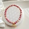 🌸 Bracelet lotus Rhodonite d’Australie – Équilibre & douceur