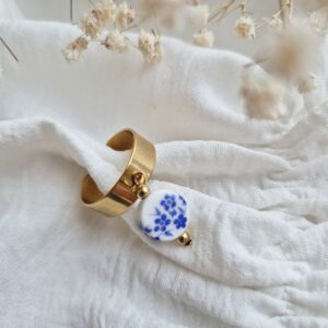 Bague Fine Dorée avec Breloque Porcelaine Florale