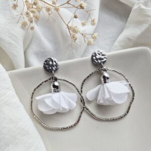 🤍boucles d'oreilles fleur blanche