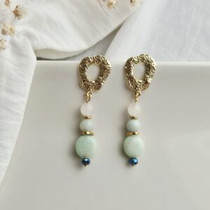Les boucles d’oreilles Harmonie Céleste incarnent la douceur et l’équilibre à travers une composition minérale délicate.