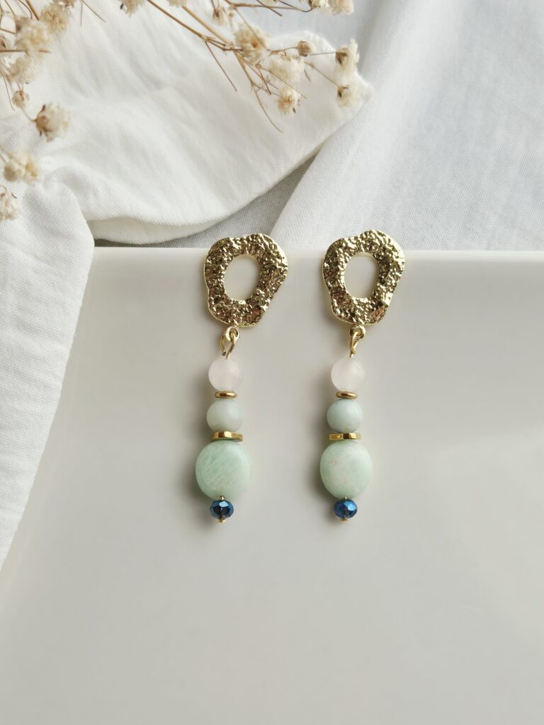 Les boucles d’oreilles Harmonie Céleste incarnent la douceur et l’équilibre à travers une composition minérale délicate.
