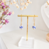 Boucles d’oreilles en porcelaine bleue – légères et poétiques