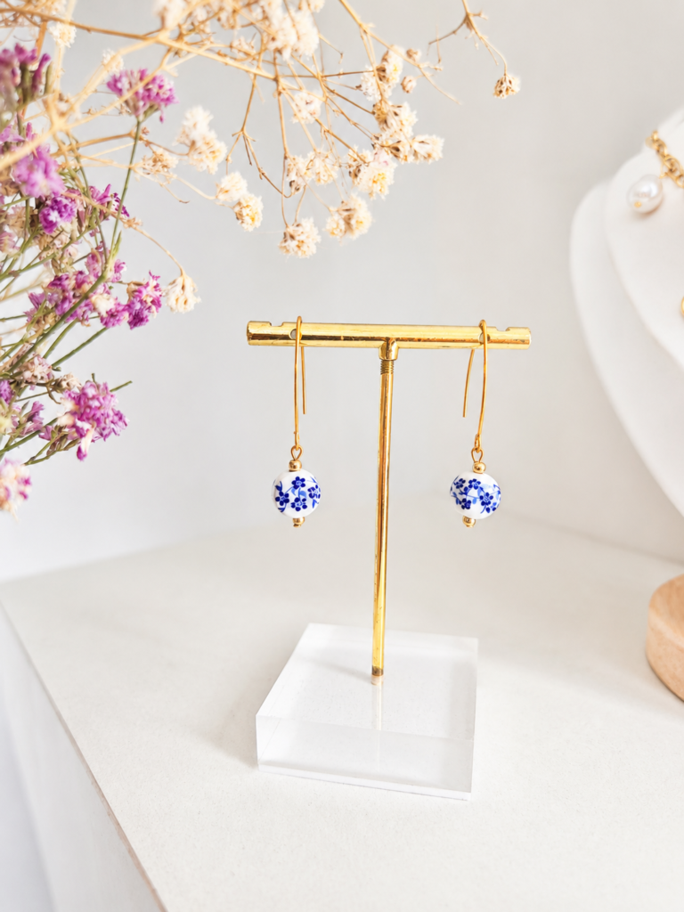 Un bijou léger et coloré, pensé pour accompagner vos journées sans jamais vous gêner. Une touche poétique à porter au quotidien.