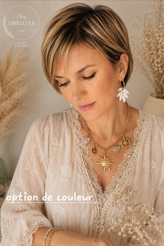 Envie de changer de style à l'infini ? Il vous suffit de glisser une autre pampille sur vos créoles !Pratique, ludique et personnalisable, ce concept de bijoux modulables vous permet de créer une infinité de combinaisons selon vos envies et vos tenues.