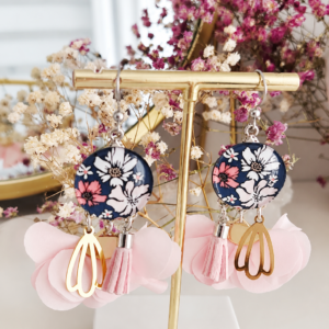 Boucles d’oreilles pendantes florales rose poudré