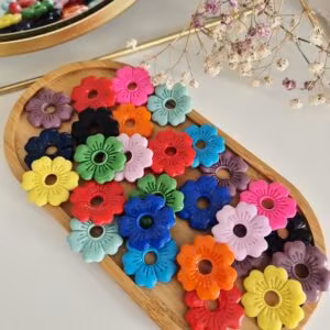 Conçues en forme de fleur pour être associées à vos créoles préférées, elles vous permettent de renouveler votre style en quelques secondes et de créer une multitude de combinaisons selon vos envies.