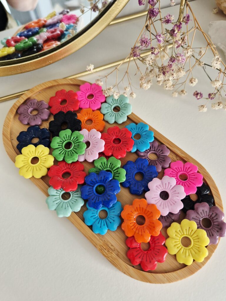 Conçues en forme de fleur pour être associées à vos créoles préférées, elles vous permettent de renouveler votre style en quelques secondes et de créer une multitude de combinaisons selon vos envies.