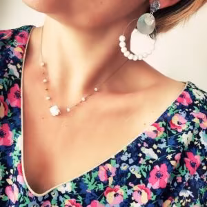 Boucles d'oreilles Éclat de Nacre en acier inoxydable avec nacre naturelle, assemblées à la main par Chez Libellule.