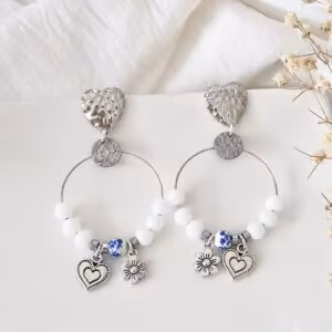 Boucles d’oreilles Kalí – Créoles bohèmes blanches et bleues