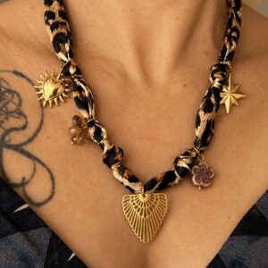 Collier foulard léopard Niagara – Breloques dorées