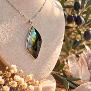 Collier Auréa en labradorite aux reflets bleu-vert et dorés, chaîne argentée en acier inoxydable